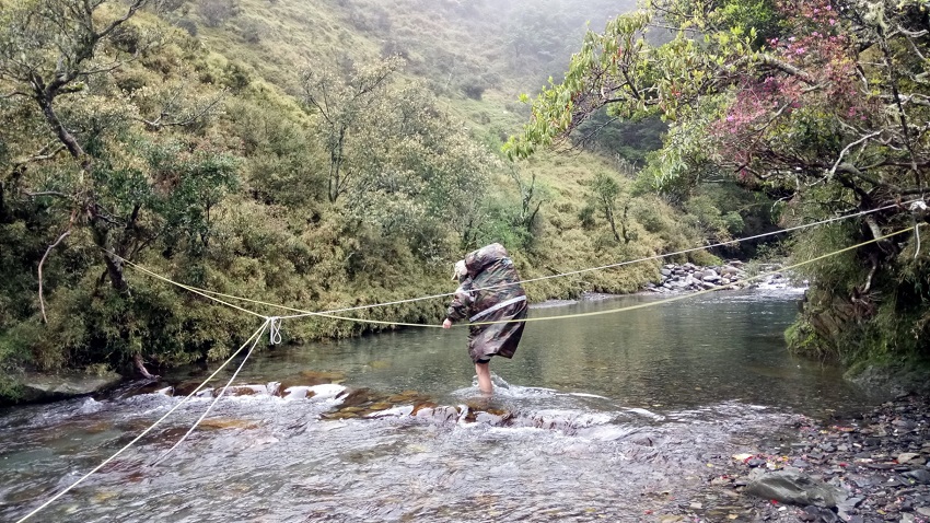 在登山行程中遇天氣變壞,應設定折返點儘速安全撤退,如渡溪前折返以避免溪水暴漲的情形/玉管處提供
