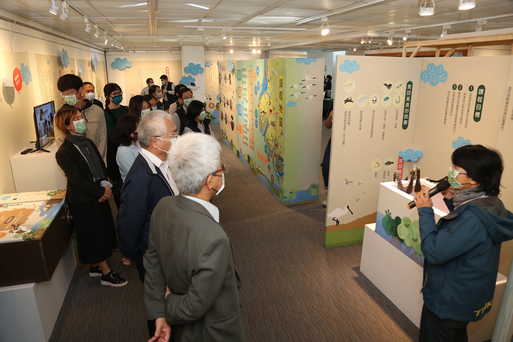 環教教師於展場介紹黑面琵鷺教案覓食行為