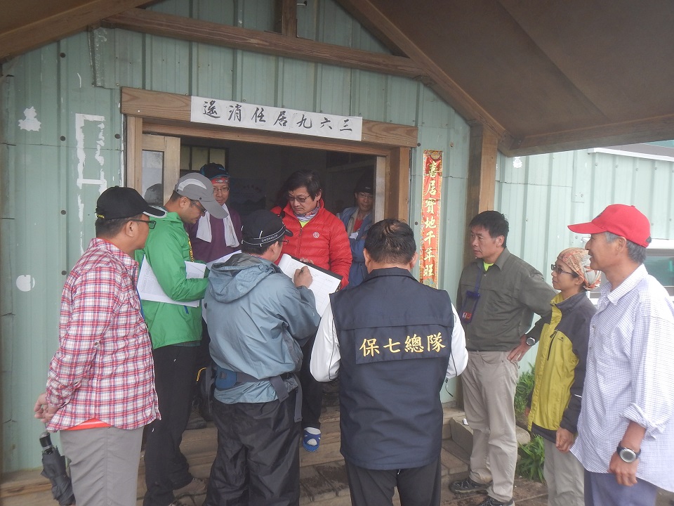 雪管處會同保七總隊第五大隊於三六九山莊辦理入園查核,請民眾應依規定辦理入園許可後進入生態保護區從事登山活動