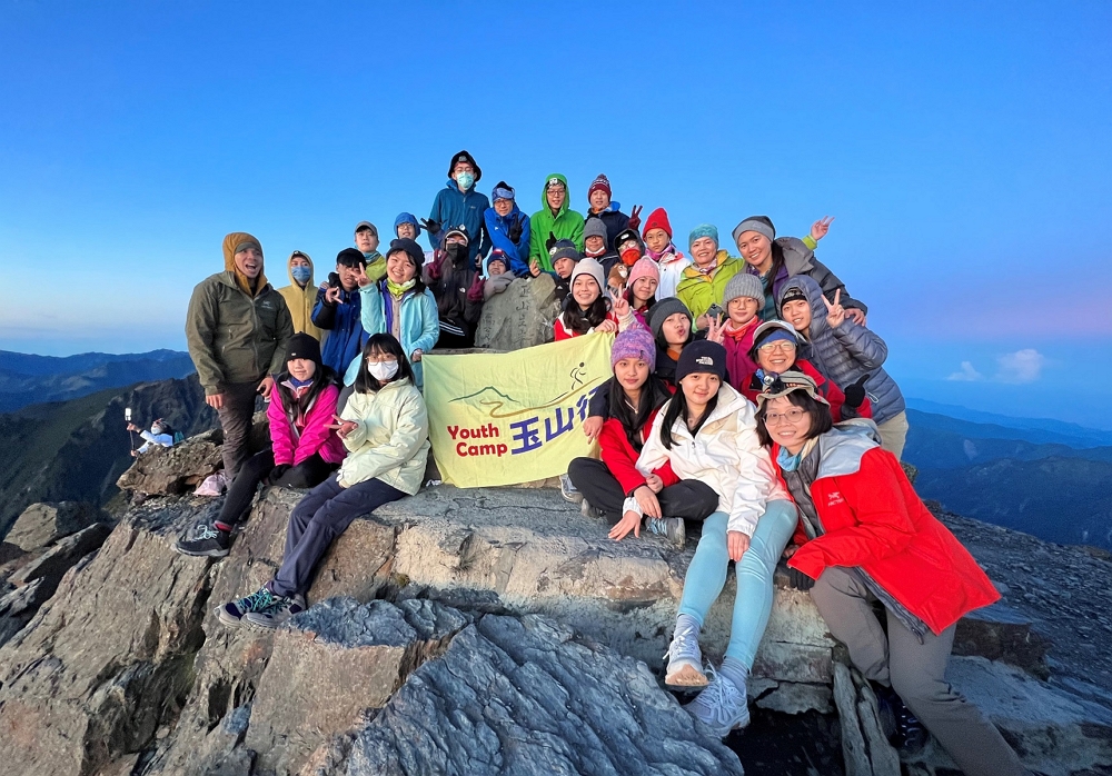 在攀登玉山過程中，提升青少年的自我價值、團隊合作、戶外技能，並增進國土保育的正面價值。/玉管處提供