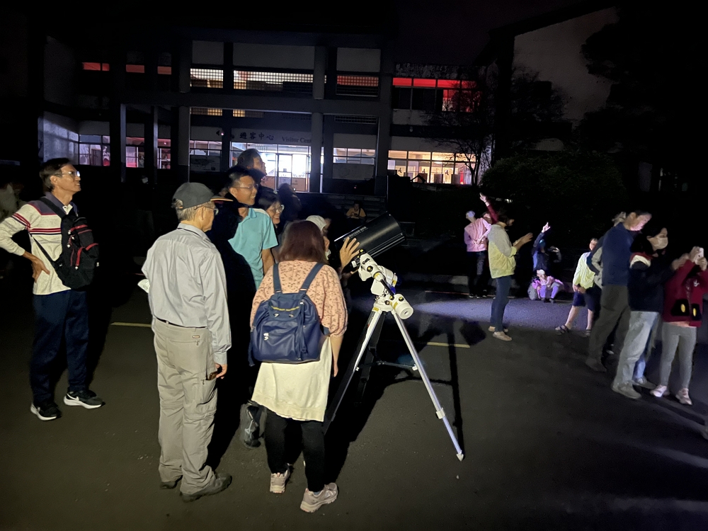 透過天文望眼鏡看土星