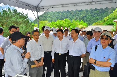行政院江院長視察布洛灣遊憩區，聽取曾偉宏處長布洛灣山月吊橋簡報