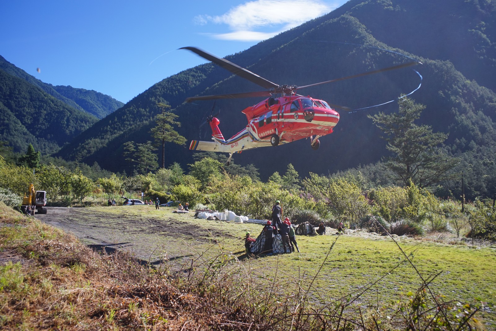 圖2、山屋材料準備與直升機進行勾接作業