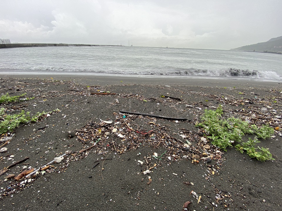 受到大雨及海流等因素,常有垃圾堆積於海岸及沙灘上。(圖為旗後山沙灘)