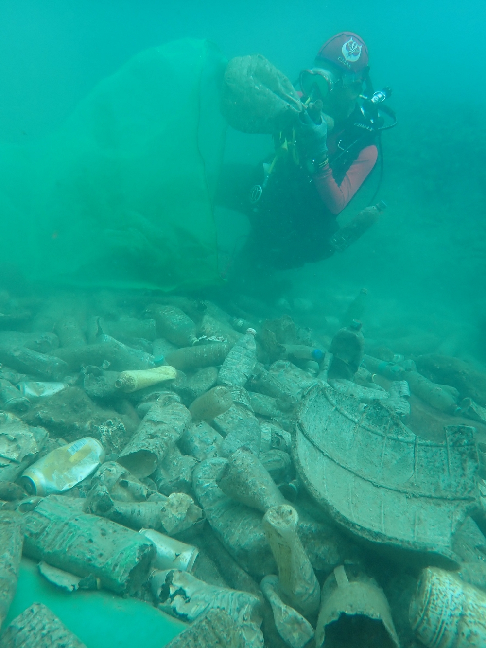 海洋國家公園管理處潛水清除海洋廢棄物/玉管處提供