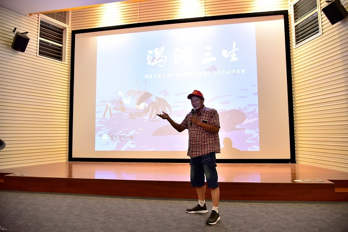 協助《潟湖三生》拍攝採蚵、取蚵作業及定置網收成情形的黃智育,除漁夫本業外,亦為台管處環境教育顧問。