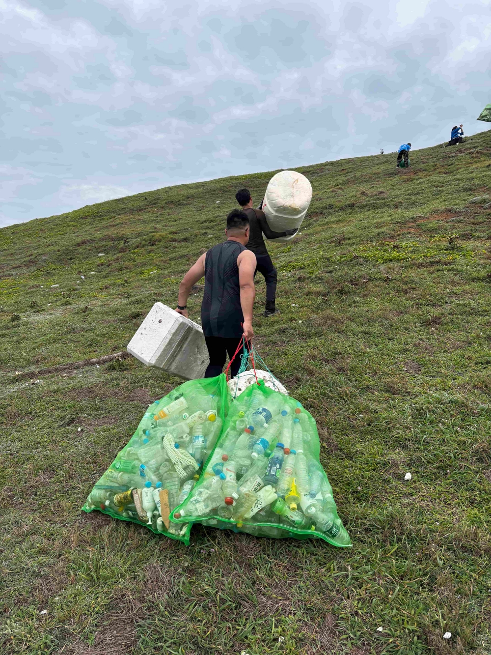 錦湖國小師生及特戰志工進行海漂垃圾搬運
