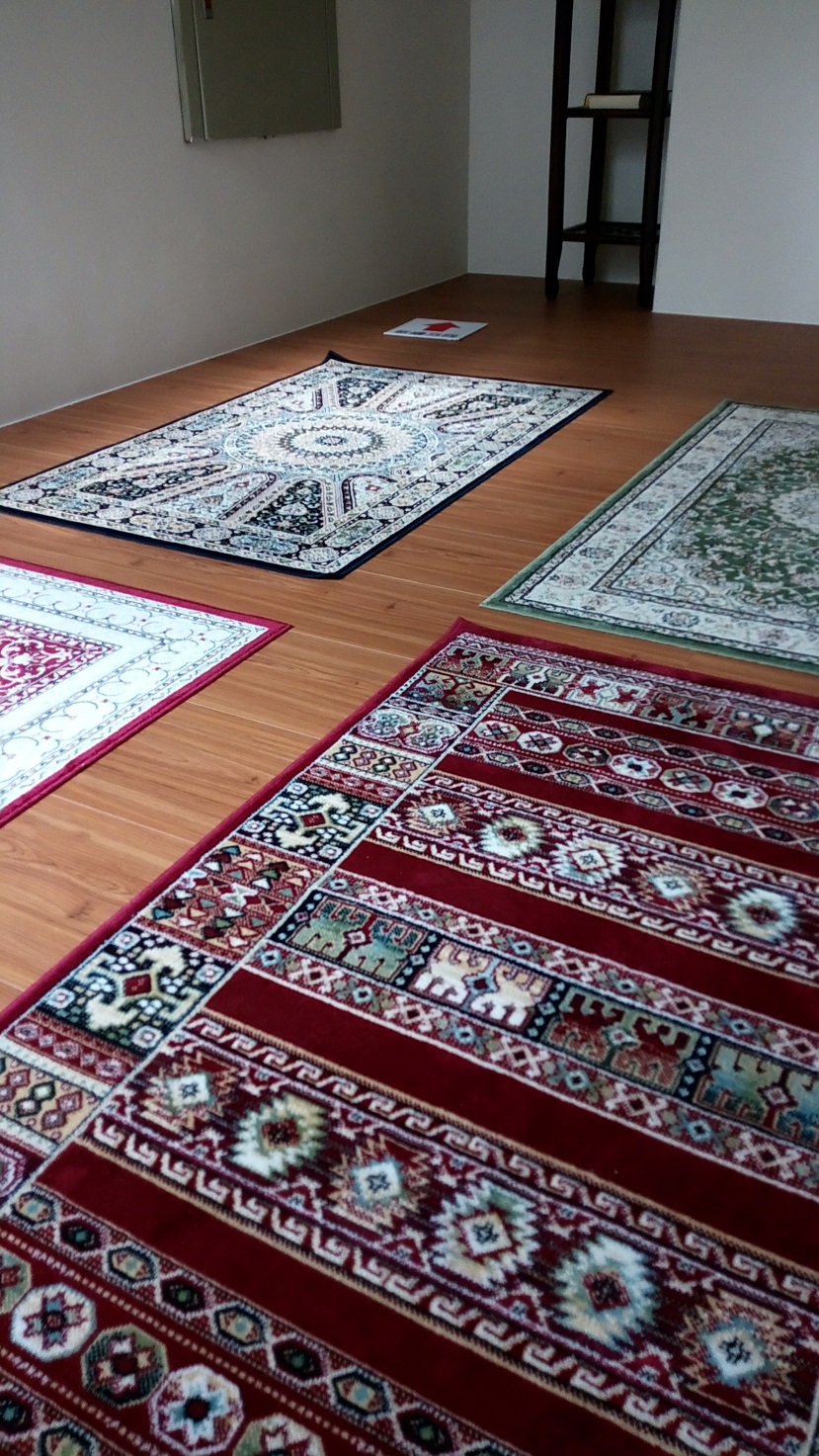 Muslim Prayer Facilities，two pictures