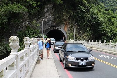 Illegally parked cars affecting traffic at Shakadang Bridge