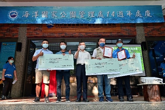 攝影展徵集活動中優選及佳作由現任墾丁國家公園管理處林文和處長頒獎