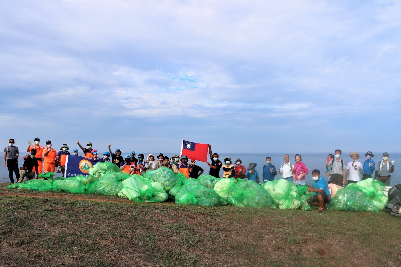The Marine Administration cooperates with teachers and students of Kumho Elementary School, special warfare volunteers and the island-based agencies to clean up the coast of Daping