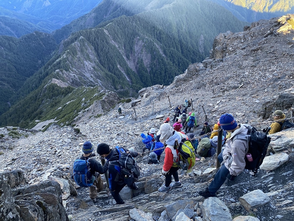 登山具有極高度風險，團隊互助的力量可以降低風險。/玉管處提供