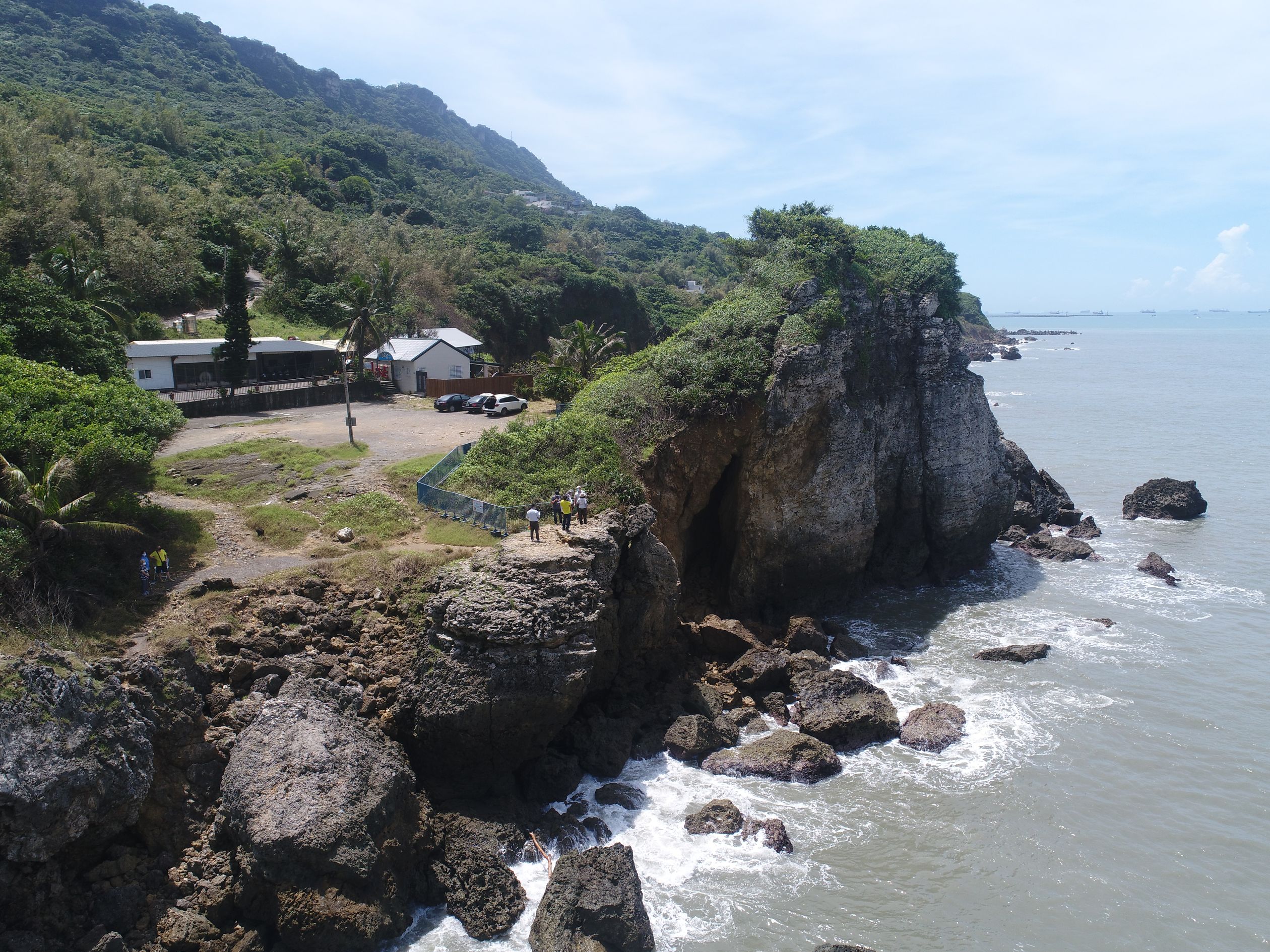 大自然地區沿岸有明顯的陡崖、崩塌地形1(高師大地理學系陳佳宏博士候選人提供)