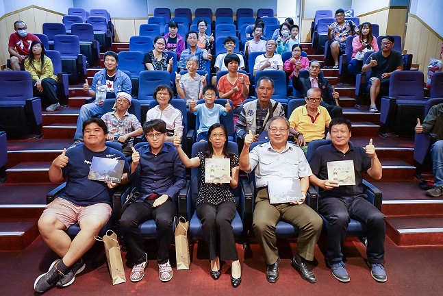 新書發表會參與民眾與作者合影