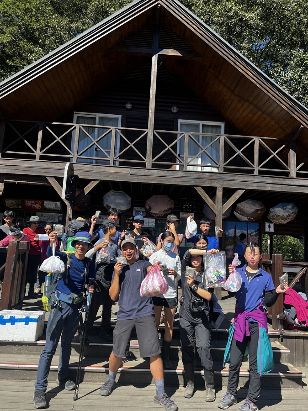 民眾積極參與將垃圾揹下山