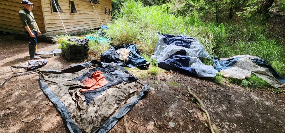 山屋周邊廢棄的物品/金清志攝/太管處提供