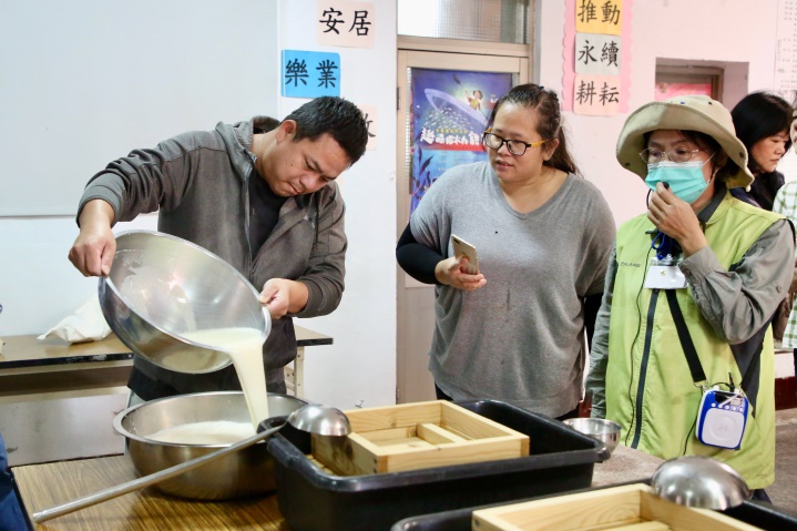 澎湖東嶼坪鄉親體驗鹽滷豆腐製作
