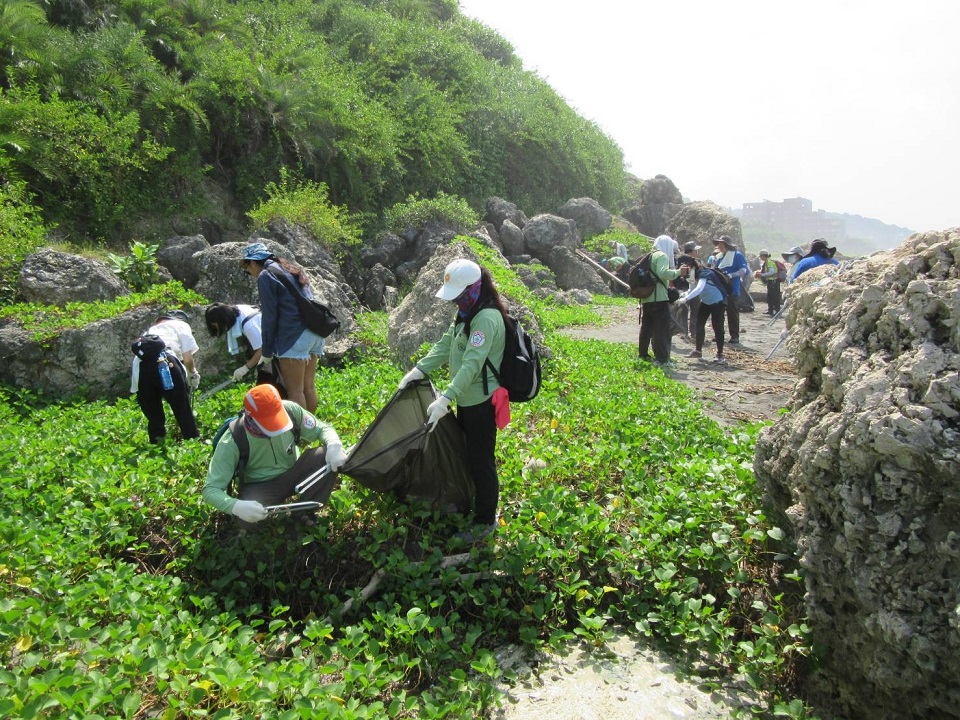 近百人於壽山西海岸響應國際淨灘日