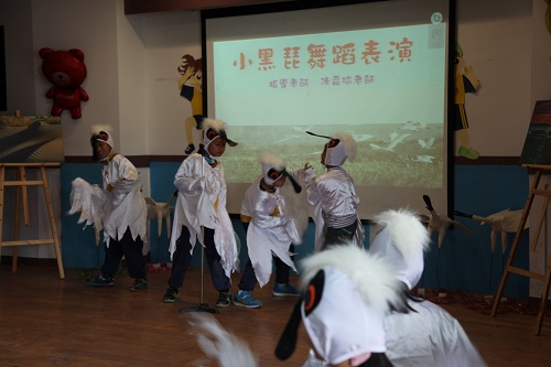 與黑面琵鷺共食送魚到學校