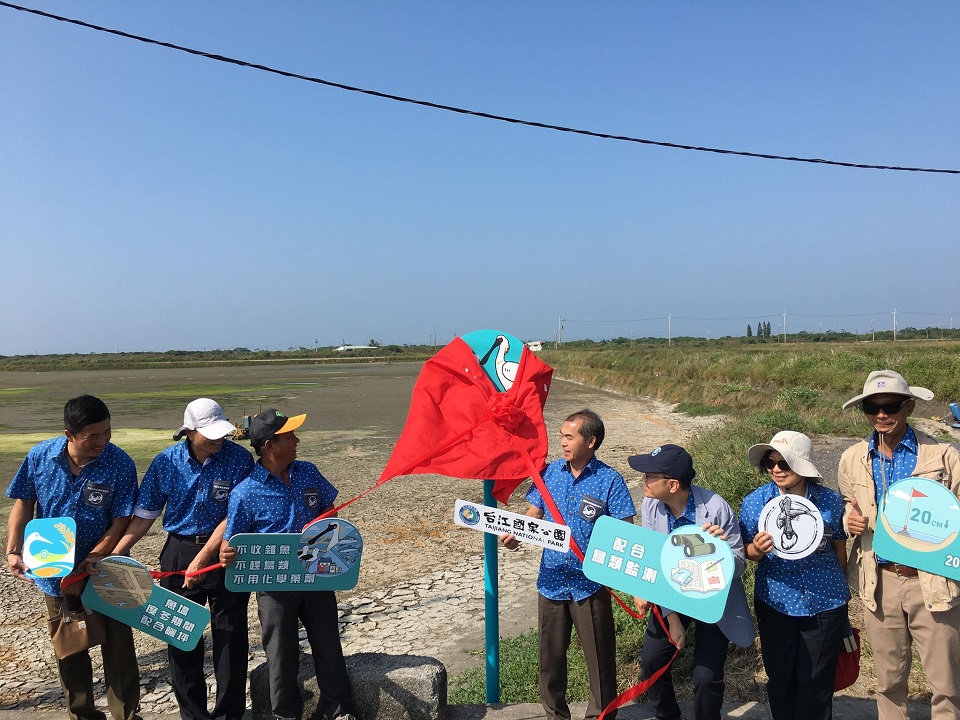 為增加漁民參與榮譽感，特別在魚塭旁邊設置生態友善棲地形象識別牌