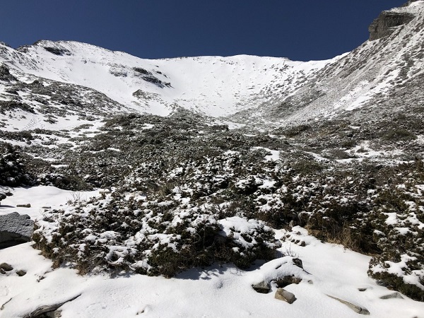 雪山圈谷目前仍有積雪，攀登雪山主峰仍需備妥相關雪攀裝備以為安全