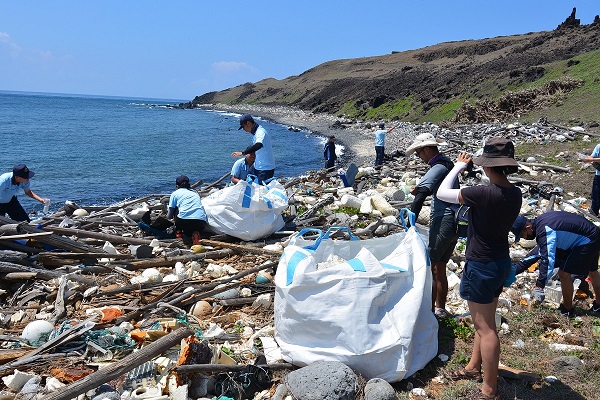 The event removed a total of 456.5 kg of floating marine debris,primarily polystyrene and plastic bottles