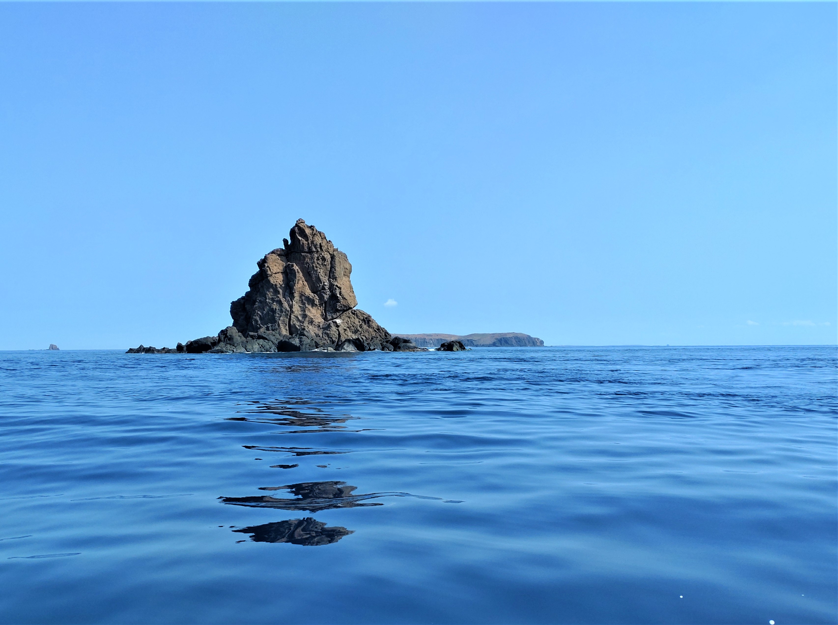 四到九月風浪平穩，從事水域活動仍不可忽視海流影響。圖為東嶼坪海域鐘仔
