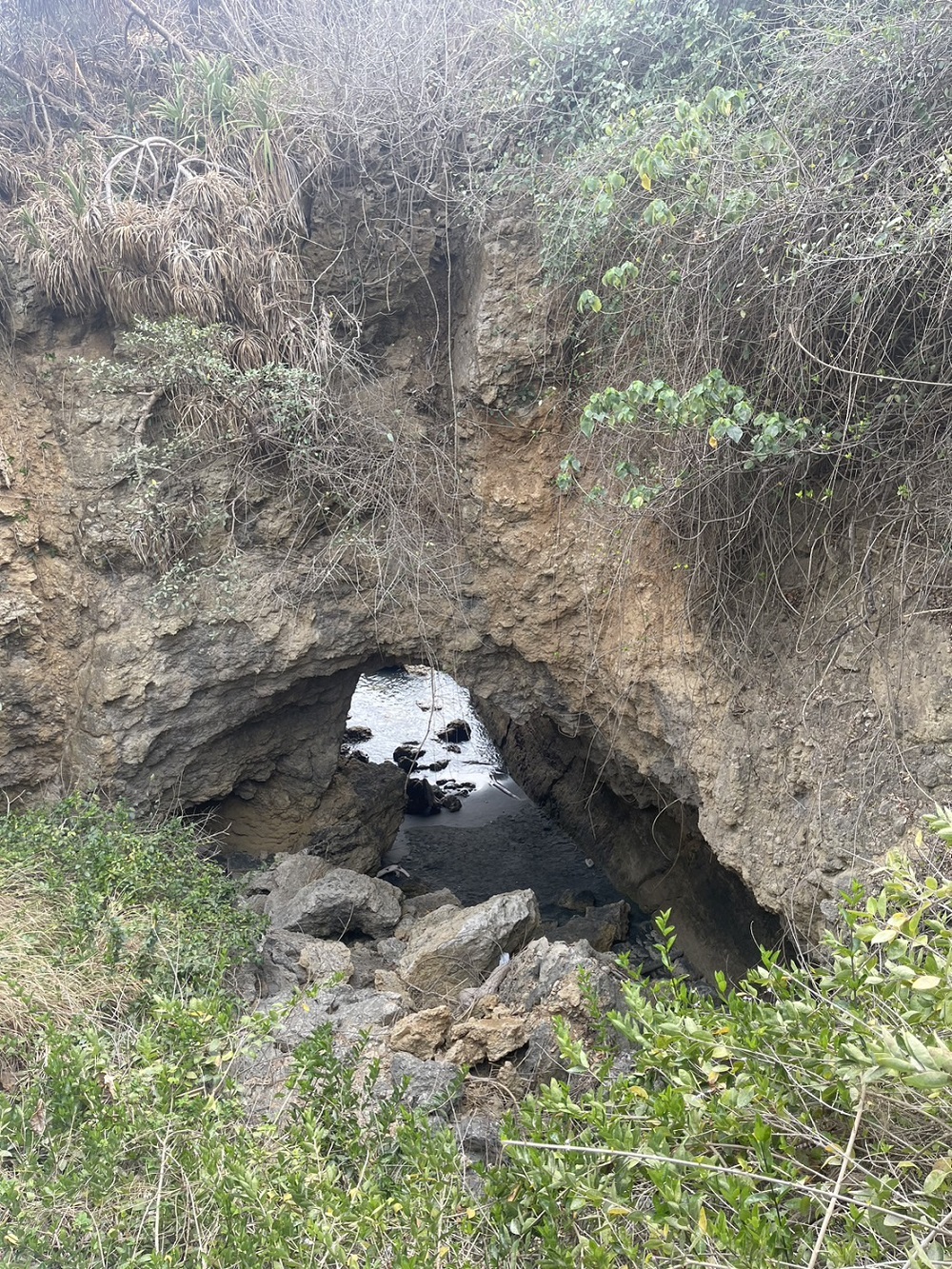 海蝕洞上方岩石陸續有掉落情形