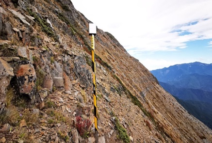 Set up guide piles on the gravel slope of Jhihjiayang Line under the Main Peak of Xue Mountain.