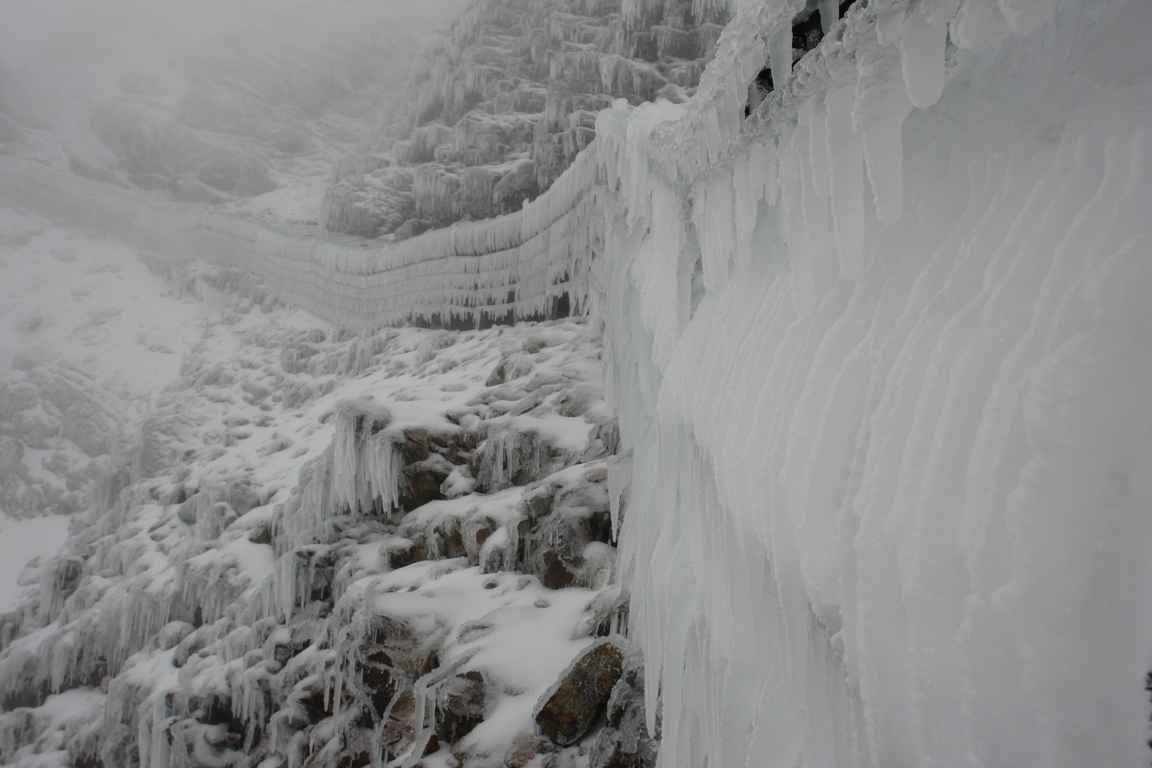 圖四：玉山主峰風口雪況照，玉管處將於106年2月份實施靜山措施